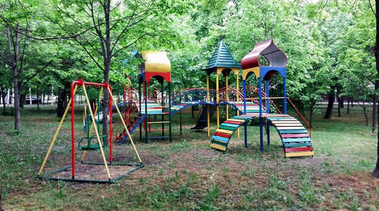Детская игровая площадка на территории санатория Москва. Ессентуки