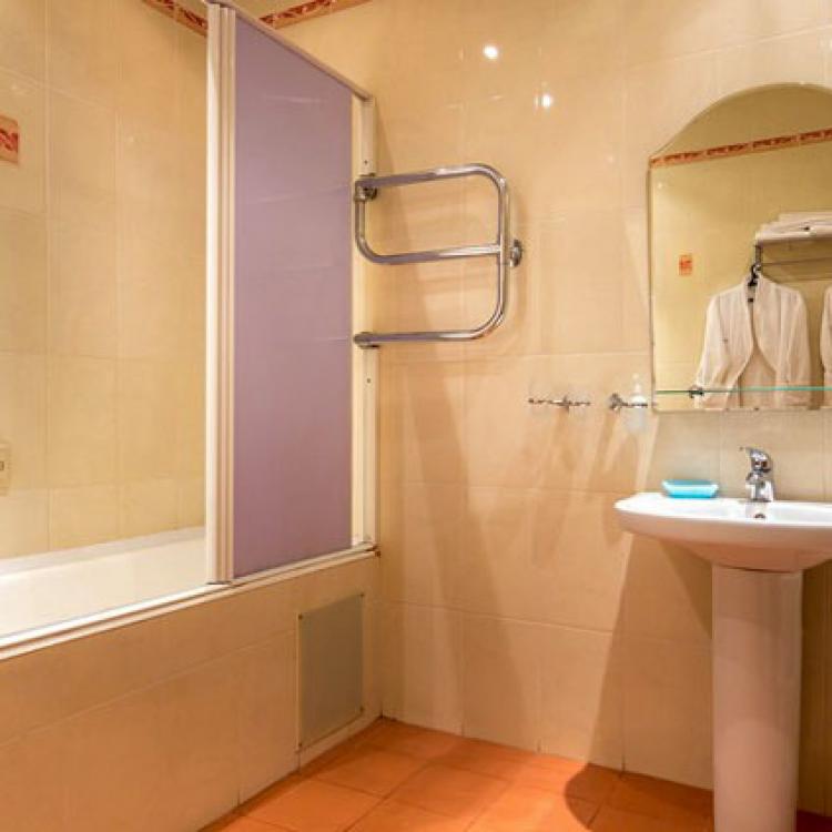 Ванная комната в 1 местном 1 комнатном Улучшенный, Корпус №2 санатория Москва в Ессентуках