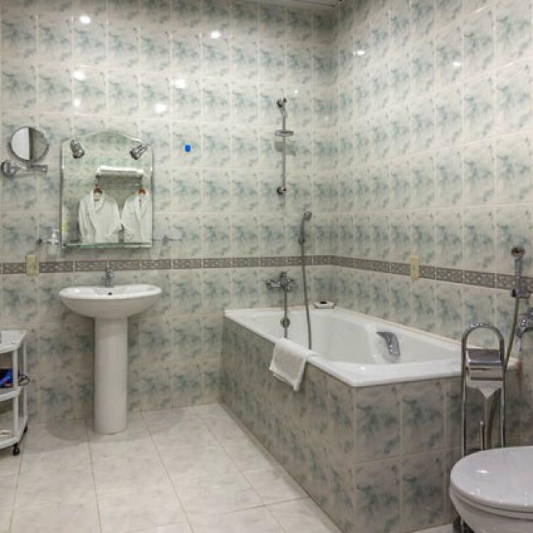 Ванная комната в 2 местном 2 комнатном Люксе Улучшенный, Корпус 2 санатория Москва в Ессентуках